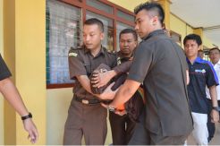 Penahanan Nenek Asyani Ditangguhkan