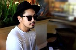 Hiasi Harimu dengan Stiker WeChat Petra Sihombing
