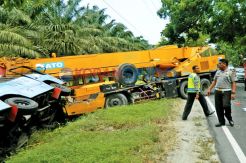 Truk Crane Seruduk 2...