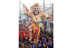 Suku Tengger Arak Ogoh-ogoh...