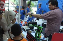Pameran Robot dan Live...