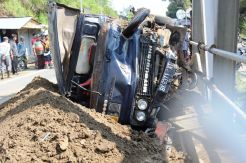 Tabrak Jembatan, Kernek Tewas Terjun ke Jurang