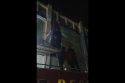 Aksi Dramatis Petugas Evakuasi Korban Tersangkut Tower Radio