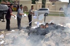 Disdik Banten Bakar 16 Ribu Ijazah