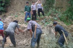 Tebing Longsor di Subang, Pikap Tertimbun