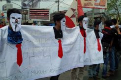 GMNI Banten Tuntut Jokowi Turunkan Harga BBM