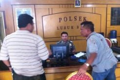 Rebutan Penumpang, Dua Sopir Taksi Baku Hantam