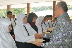 Guru Penerima Sertifikasi...
