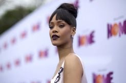 Rihanna Tampilkan Lagu...
