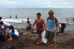 Hari Nelayan, Wisatawan Asing Ikut Bersihkan Pantai