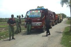 Kesal, Warga Hadang Truk Pengangkut Material