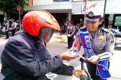 Polwan Cantik Bagikan Bunga ke Pengendara di Banjarnegara