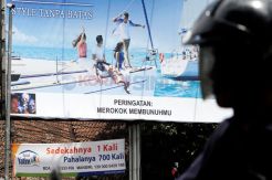 Pemkot Hilangkan Reklame...