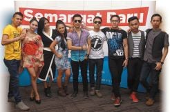 Artis Nagaswara Menatap...