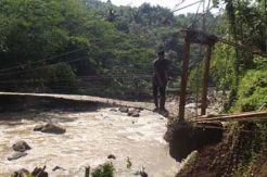 Jembatan Sungai Cimuntur Terancam Putus