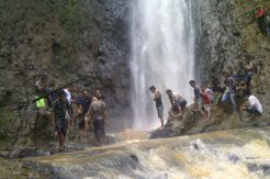Berenang di Bawah Air Terjun, Siswa SMK Hilang