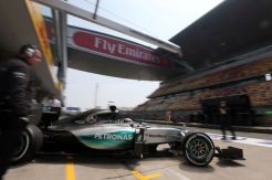 Hamilton Libas Sesi Latihan di China