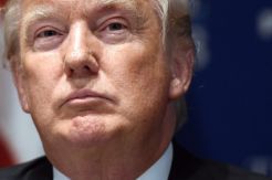 Trump dan Legere Bertarung...