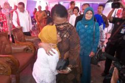 Bertemu Menteri, Nenek Asyani Titip Surat ke Presiden Jokowi
