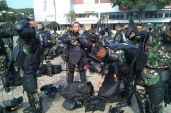 Disaksikan Jokowi, Personel TNI Tersangkut Saat Turun dari Helikopter