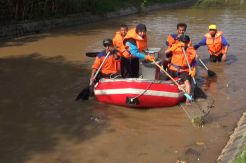 Hari Bumi, Siswa Jombang Sisir Sampah di Sungai