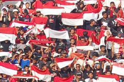 Arema Serukan Suporter Kibarkan Bendera Merah Putih