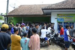 Tuntut Kades Mundur, Warga Kepung Balai Desa