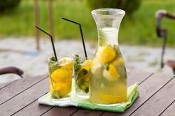 Air Putih dengan Potongan Lemon Dapat Memurnikan Darah