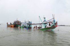Dihantam Ombak, Kapal Nelayan Demak Terbalik