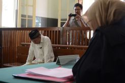 Disidang, Pak Guru Pelempar Sepatu ke Siswa Mengaku Khilaf