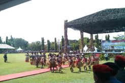 Tarian Adat Papua Ramaikan...