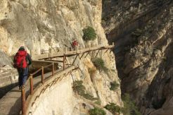 Menguji Adrenalin di Jembatan Caminito del Rey