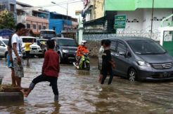 Hujan Enam Jam, Sungai Bendung Meluap