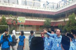 Sudah 2 Pekan, Ratusan Siswa Ini Numpang Belajar di Sekolah Lain