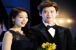 Lee Jong Suk & Park Shin Hye Pamer Kemesraan