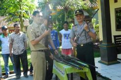 Delapan Pucuk Kecepek Diserahkan Warga ke Polisi
