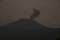 Gunung Slamet Keluarkan Asap Tebal, Warga Penasaran
