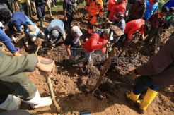 100 Personel Brimob Bantu Pencarian Korban Longsor Pangalengan