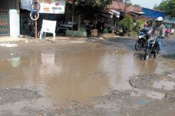 Jalan Mirip Kubangan...
