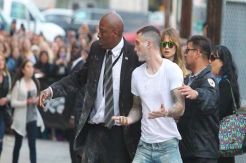Adam Levine Vokalis Maroon 5 Dilempari Gula Tepung