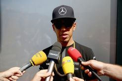 Hamilton Adopsi Gaya...