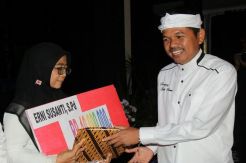Lagu Guruku Pahlawanku Hidupkan Sosok Een Sukaesih