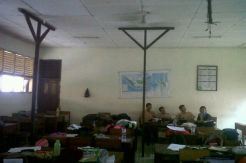Plafon Ruang Kelas di Sekolah Ini Ditahan Balok