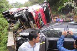 Longsor di Sitinjau Lauik Hantam Dua Mobil