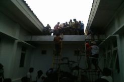 Ngecat Gedung Dinkes Bangkalan, Pekerja Tewas Kesetrum