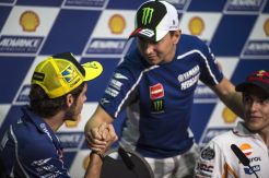 Bukan Marquez, Mimpi Buruk Rossi Adalah Lorenzo
