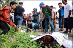 Satu Keluarga Tewas Dihantam Truk Pecah Ban