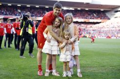 Gerrard Ingin Jadi Separuh Fergie dan Separuh Wenger