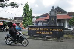 Radya Pustaka Didorong...