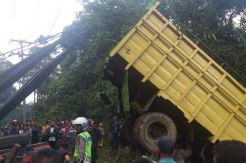 Truk Tanpa Muatan Terjun Bebas ke Jurang